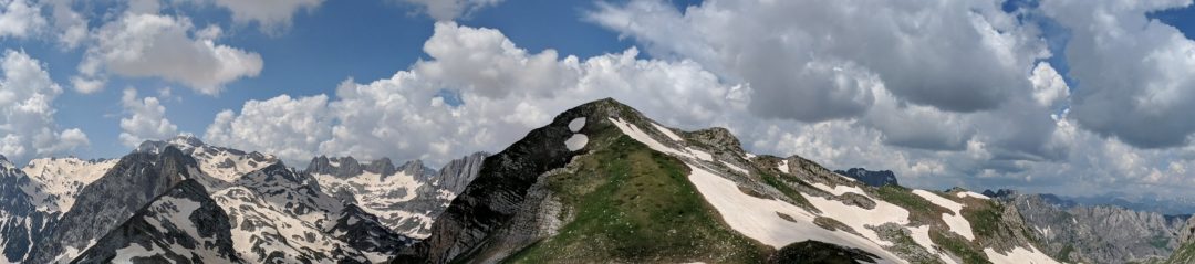 Podi i Jakupit – Walking Through Grandiose Scenery